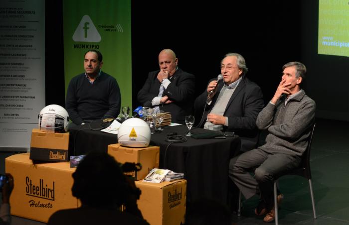 Unasev entregó cascos para motociclistas y libros sobre prevención vial