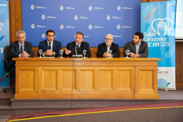 Salud Pública promueve incorporación de desfibriladores en emergencias móviles