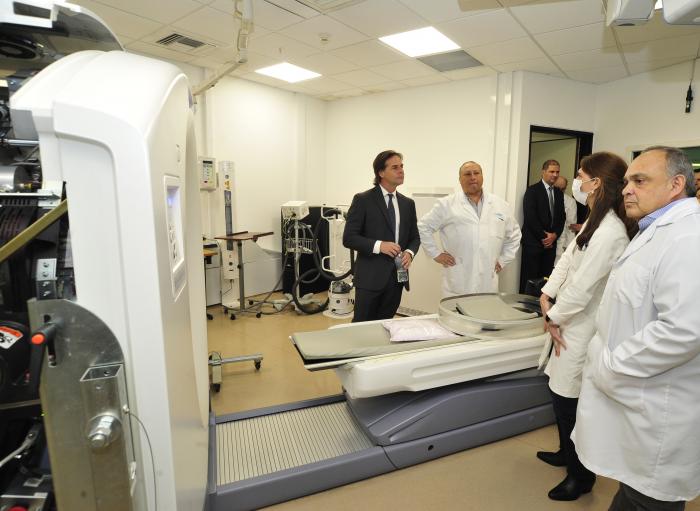 El presidente Lacalle Pou visitó el Centro Uruguayo de Imagenología Molecular (Cudim)