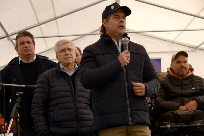 Presidente Lacalle Pou inauguró temporada de avistamiento de ballenas en Rocha