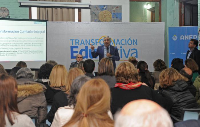 Robert Silva en un encuentro con la comunidad en el edificio del Centro Cultural Oeste
