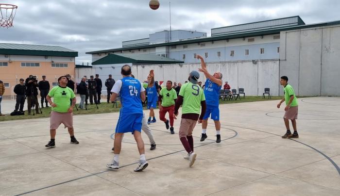 Imágenes de partido de básquetbol en el INR