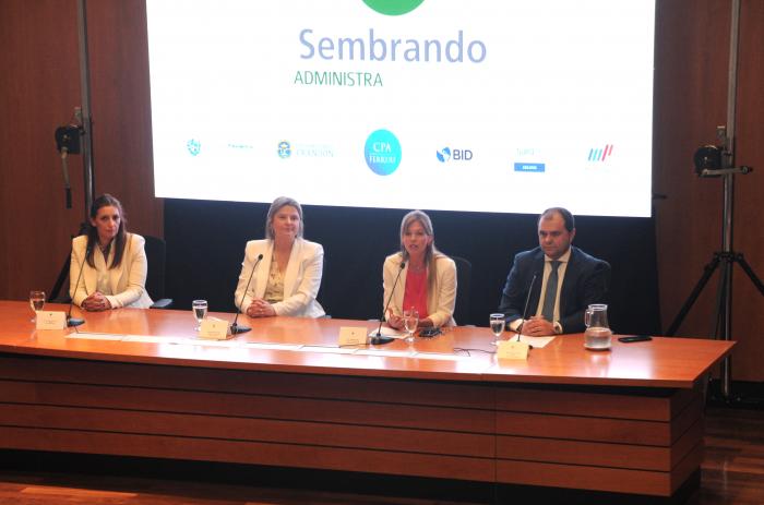 Entrega de diplomas del programa Sembrando Administración