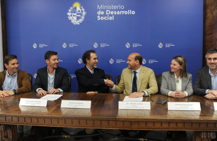 Firma de convenio entre MIDES y la empresa Ingener