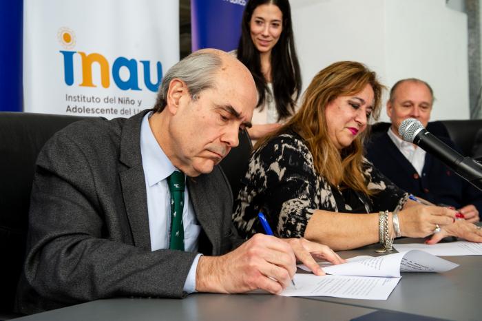 Firma de convenio entre MVOT e INAU para dar soluciones habitacionales