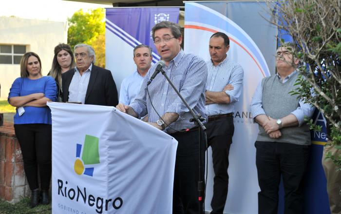 Imágenes de la ceremonia de entrega de una ambulancia donada por la Intendencia de Río Negro y la Co