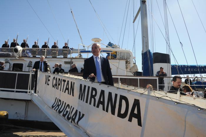 Javier García en arribo del buque escuela ROU 20, Capitán Miranda, en su 23.° viaje de instrucción