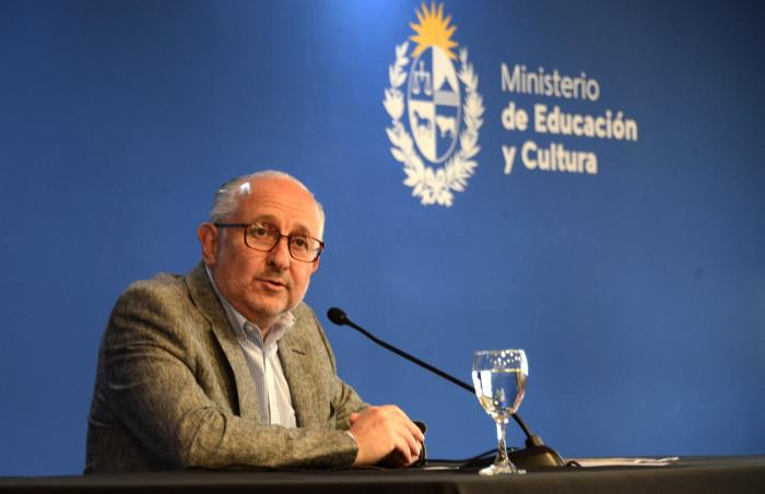 Imágenes del Ministro el cual asignará becas a alumnos de cuarto año de Formación Docente.
