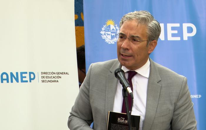 Imágenes de acto de denominación del liceo n.º 47, de La Teja, como “Dr. Hugo Batalla”