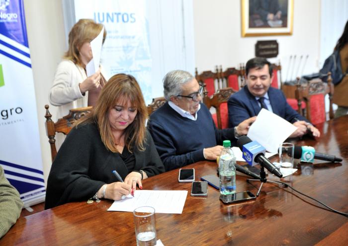 Firma de acuerdo entre Ministerio de Vivienda e Intendencia de Río Negro 