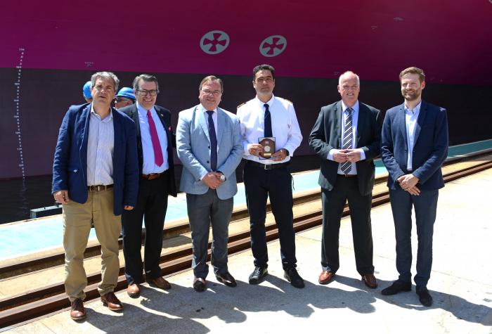Imágenes de llegada al puerto de Montevideo del buque Amazon, de la naviera ONE