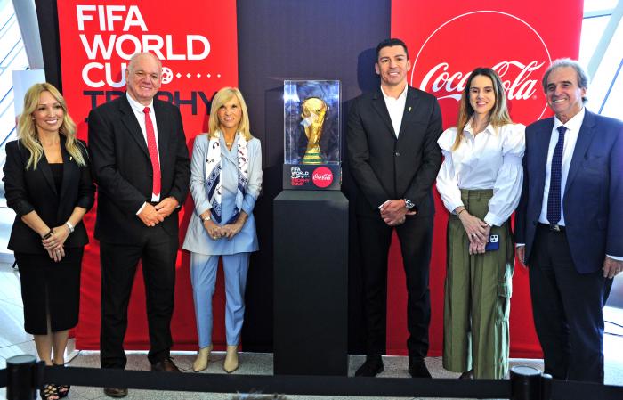 Imágenes de llegada de la Copa del Mundo a Uruguay