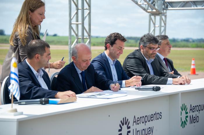 Imágenes de traspaso de la gestión del aeropuerto de Melo a Aeropuertos Uruguay