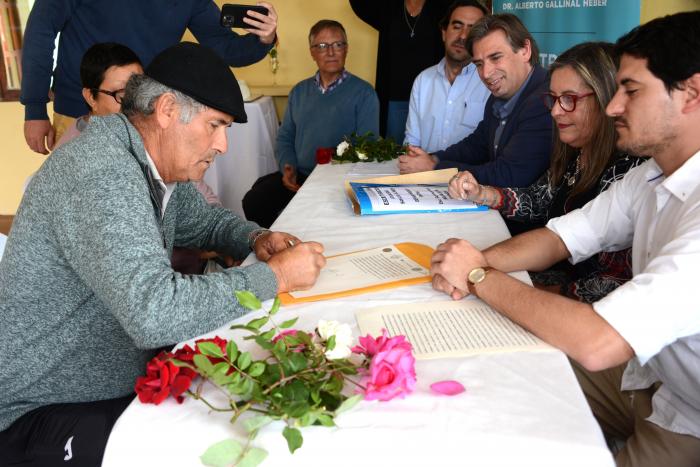 Imágenes del acto de escrituras colectivas de viviendas en el departamento de Rocha