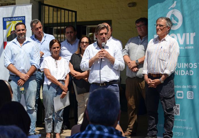 Ceremonia de firma de 27 escrituras colectivas en Villa Rosario, departamento de Lavalleja