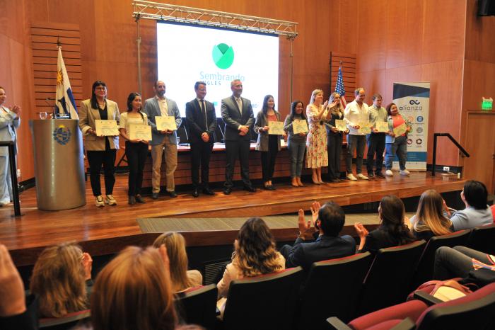 Programa Sembrando entregó diplomas a participantes del curso de inglés comercial