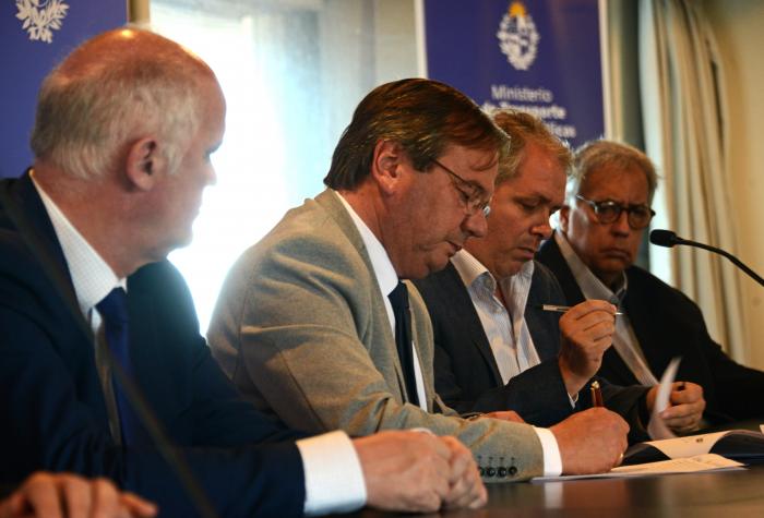 Imágenes de firma de convenio entre Congreso de Intendentes y MTOP