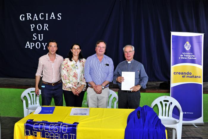 Firma de convenio entre el MTOP y el colegio Juan Pablo II en Rivera
