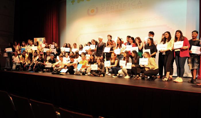 Imágenes del acto de entrega de certificados a 500 jóvenes usuarios de Yo Estudio y Trabajo