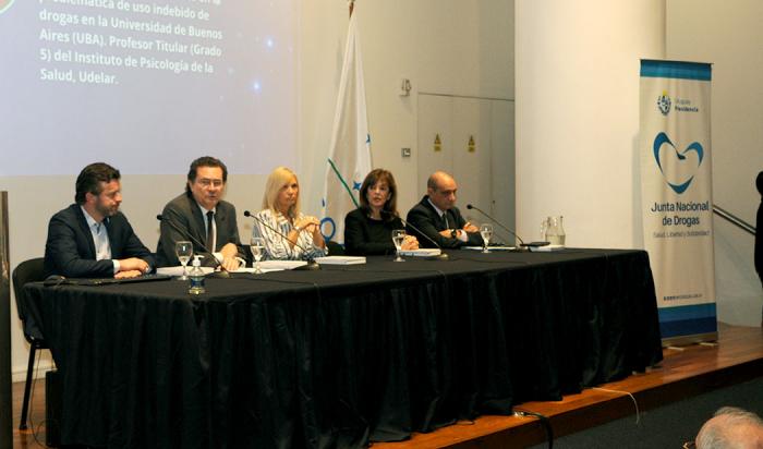 Imágenes del foro “El vínculo educativo y su potencial preventivo. Límites y posibilidades”