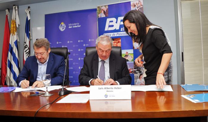 Imágenes de la firma de un convenio marco entre el BPS y el Ministerio del Interior