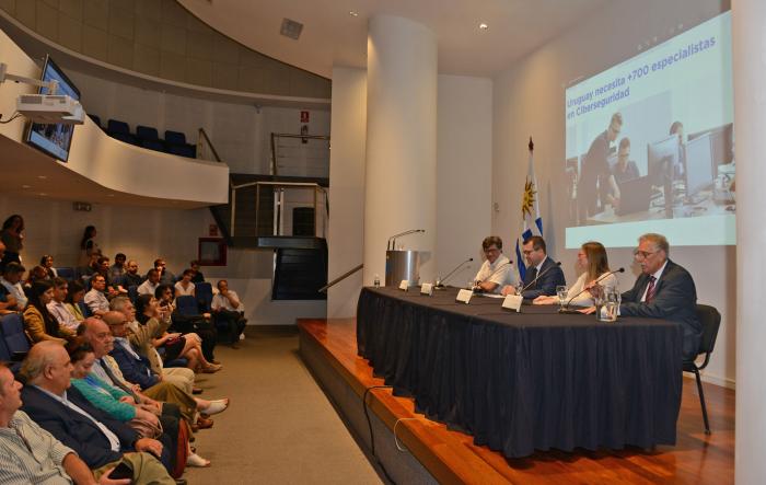 Imágenes de la presentación de la currícula técnica en ciberseguridad