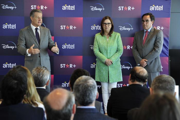 Imágenes de lanzamiento de propuesta comercial entre Antel y plataformas digitales internacionales