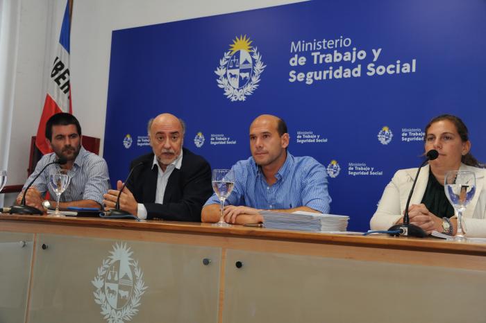 Imágenes del acto de clausura del programa Accesos del Mides