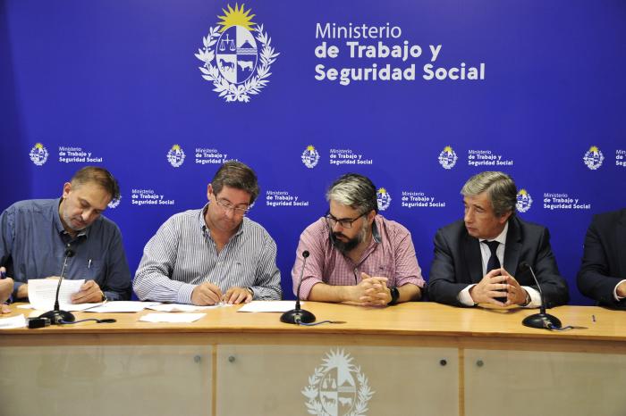 Firma de convenio entre Salud Pública, Economía, ASSE y federación de funcionarios