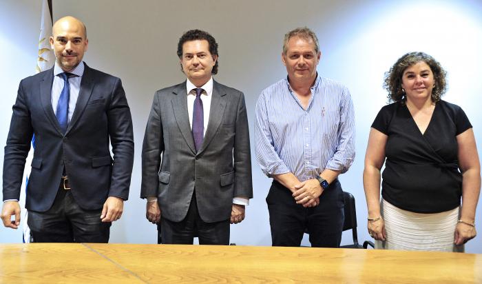 Imágenes de la firma del acuerdo entre la Agencia de Gobierno Electrónico y la Sociedad de la Inform