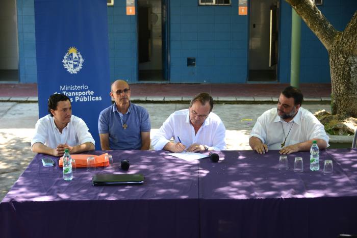 Imágenes de firma de convenios sociales e inauguración de obras del MTOP en Montevideo