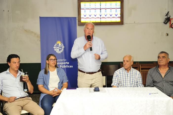 Imágenes de firma de convenio entre MTOP y Centro Democrático de Flores