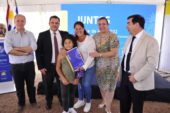 Imágenes de entrega de viviendas en Montevideo y Canelones