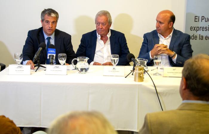 Imágenes de firma de contrato por obras del puerto de Colonia