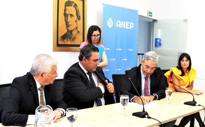 Imágenes de firma de convenio entre ANEP y la CARU