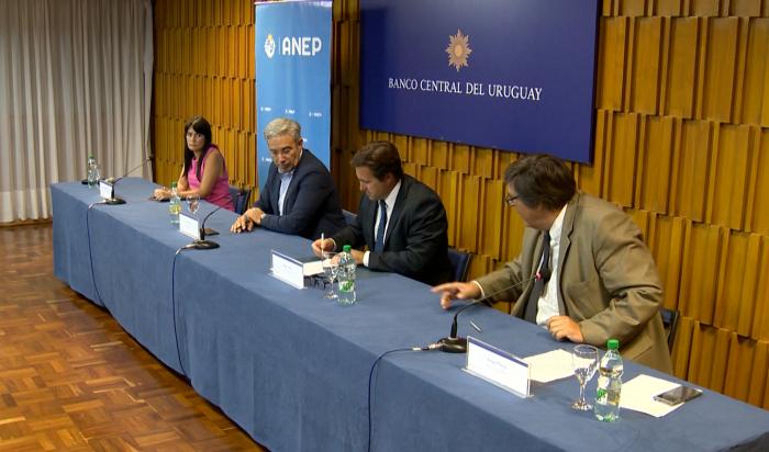 Imágenes de acuerdo entre ANEP y el Banco Central del Uruguay