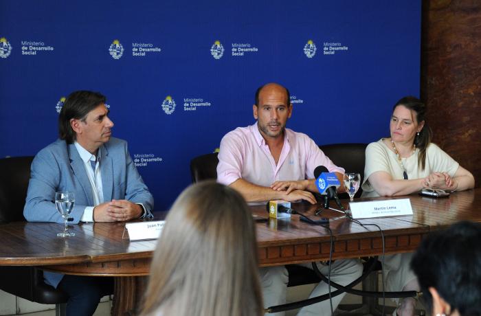 Imágenes de renovación de convenio entre Mevir y Mides 