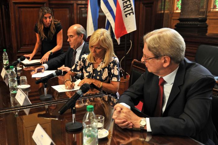 Imágenes de la firma de un convenio entre el Parlamento y el INAU