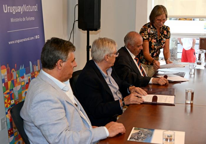 Imágenes de la firma de un convenio del ministerio de Turismo
