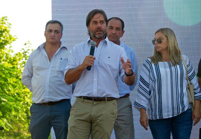 Imágenes del presidente Lacalle Pou en Barrio Capra del Municipio F