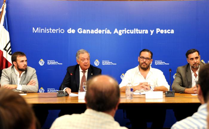 Imágenes de autoridades del MGAP informaron sobre Plan de Contingencia Alimentaria y medidas adicion