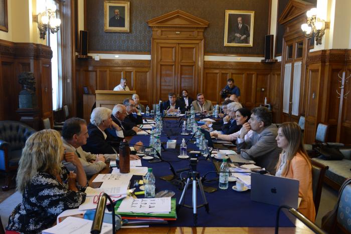 Imágenes de autoridades de Economía y Finanzas en el Parlamento