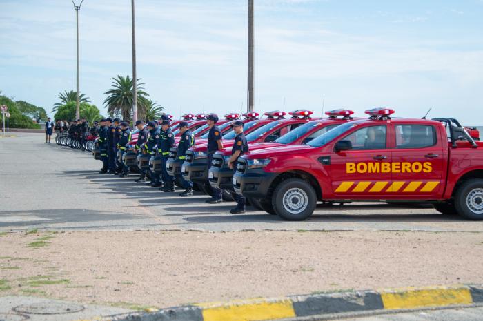 Imágenes de entrega de vehículos a Bomberos por parte del Ministerio del Interior