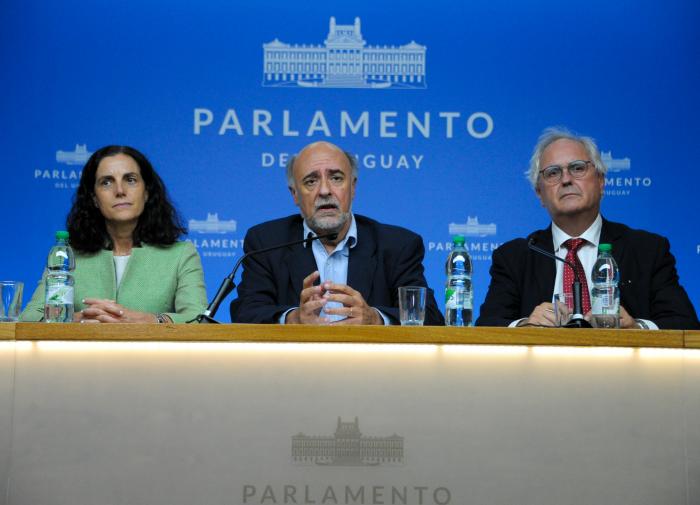 Imágenes durante la sesión por el proyecto de reforma social 