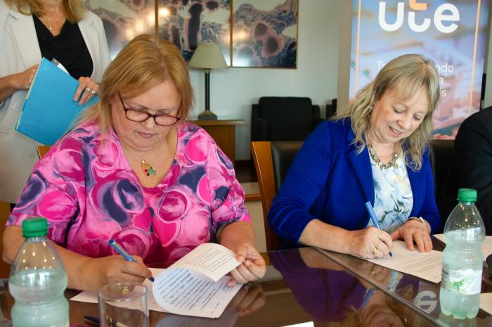 Imágenes de firma de convenio entre UTE e Intendencia de San José
