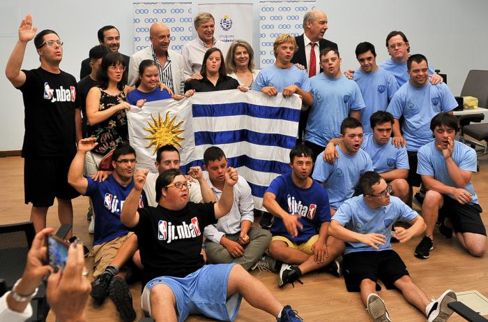 Imágenes de la entrega del pabellón nacional a delegación uruguaya