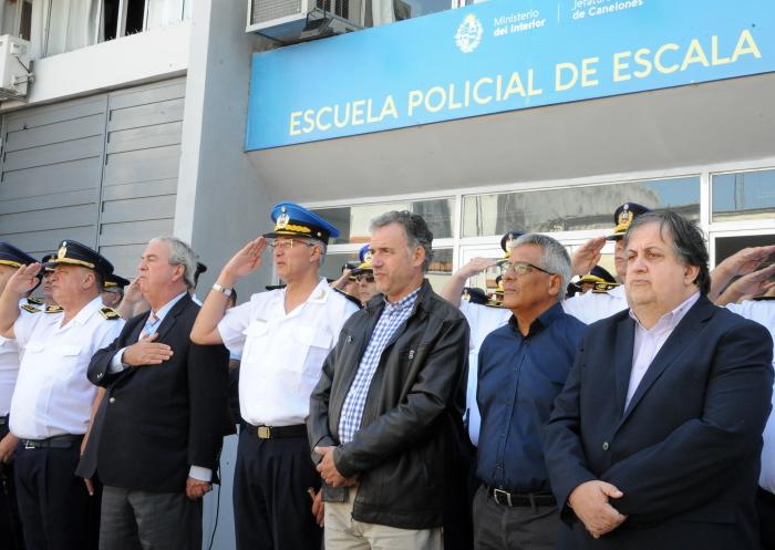 Imágenes de egreso de agentes de policía en Canelones