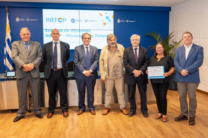 Imágenes de entrega de diplomas del Ministerio de Turismo e Inefop