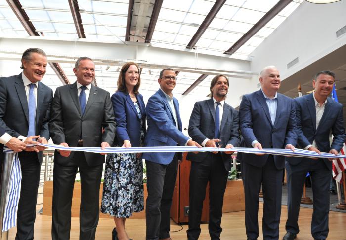 Imágenes del presidente Lacalle Pou en sede de empresa Sabre Uruguay