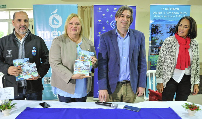 Cuarenta familias de Ecilda Paullier recibieron los títulos de sus viviendas